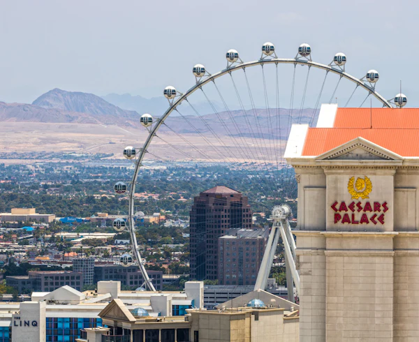 Vista del Linq High Roller con le montagne sullo sfondo