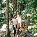 Meninas caminhando na floresta tropical