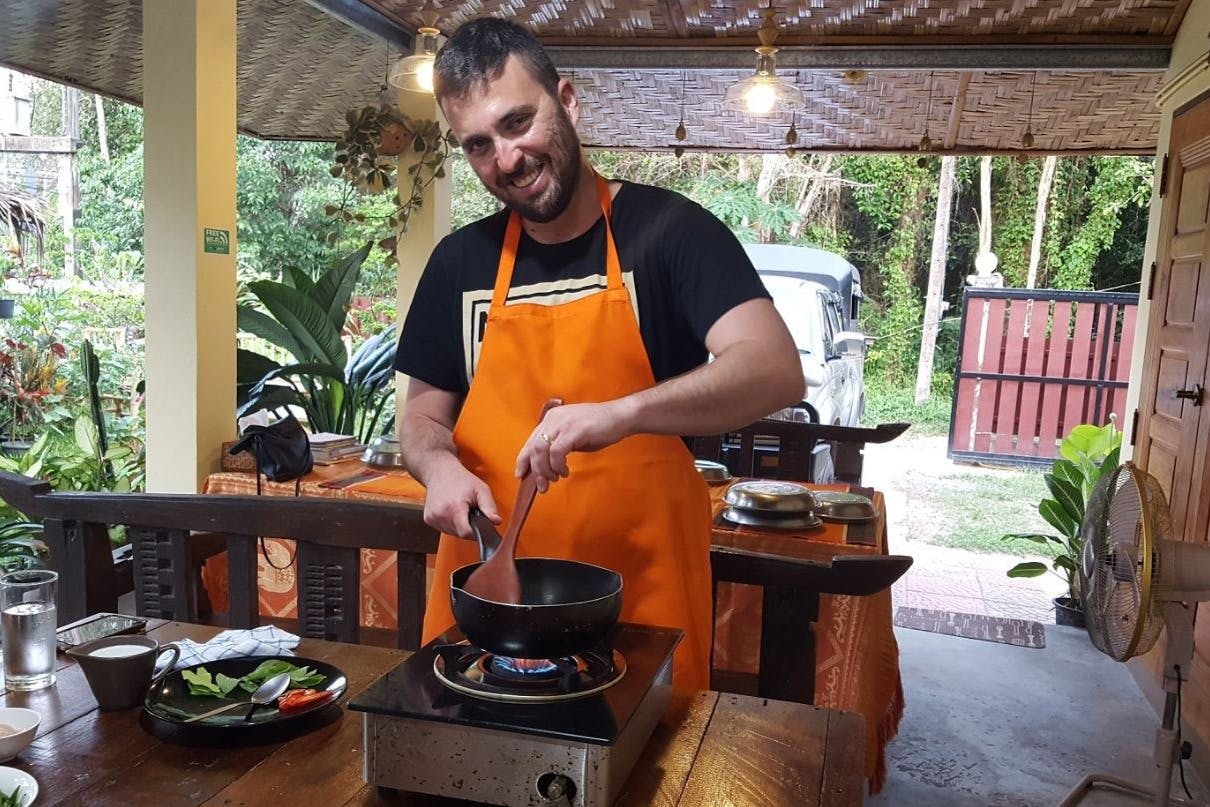 Parti per un viaggio culinario a Koh Samui, alla scoperta dei sapori vibranti della cucina thailandese.