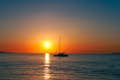 Catamaran au coucher du soleil