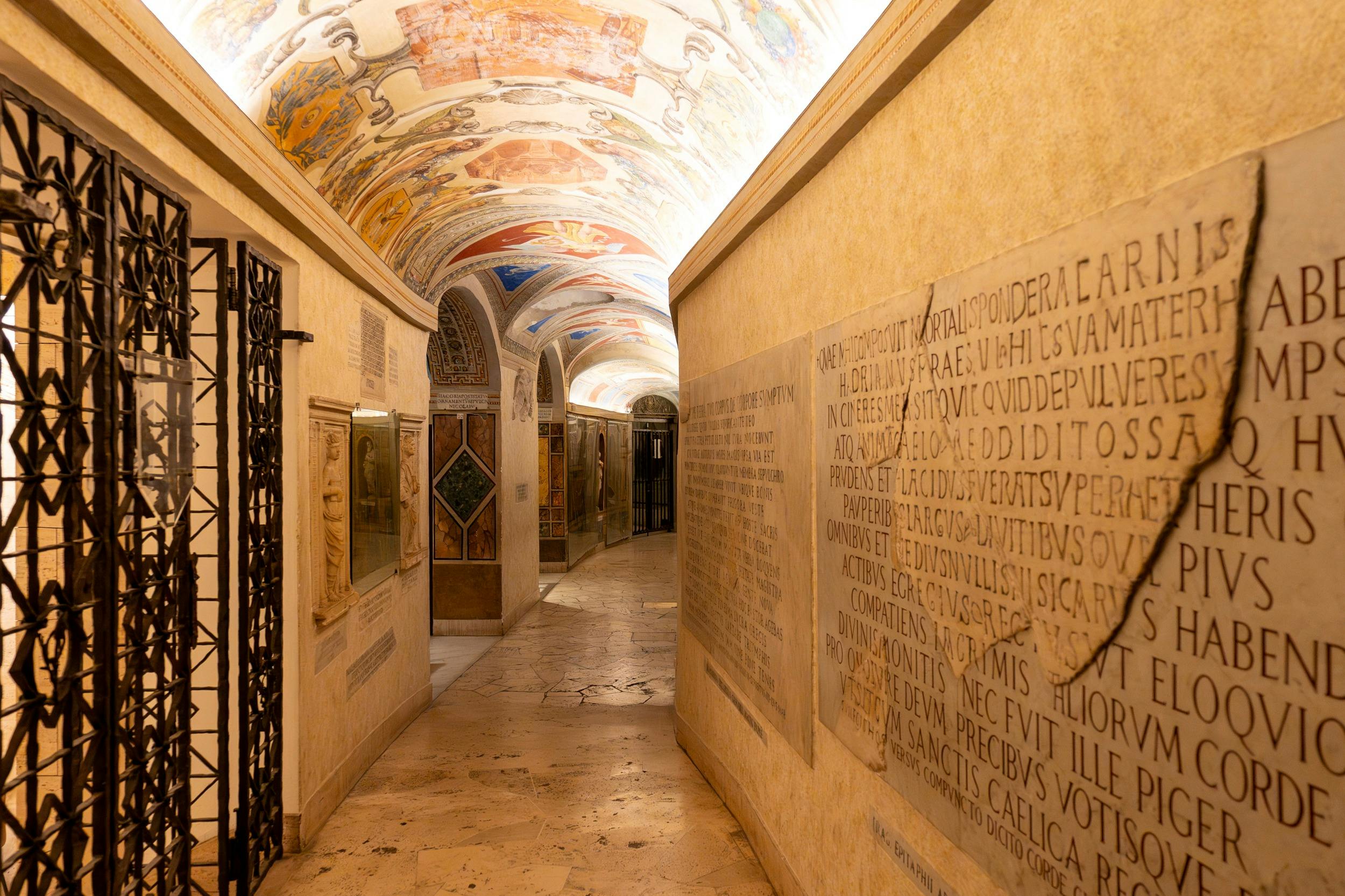 Zejdź i odwiedź grobowce papieskie