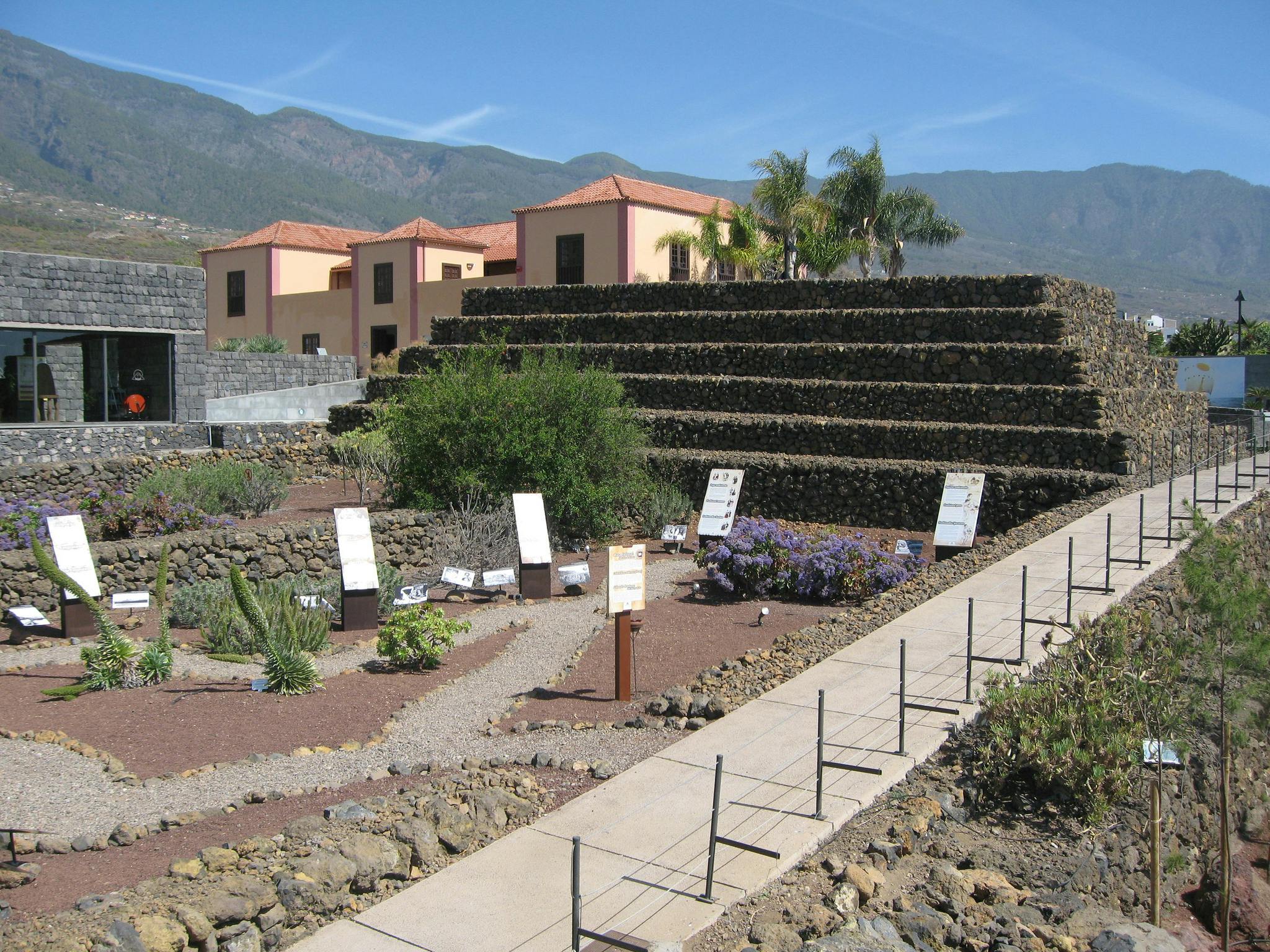 Вид на музей и пирамиду