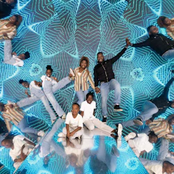 En grupp människor som poserar i ett speglat rum med blåmönstrad belysning som skapar en kalejdoskopisk effekt.