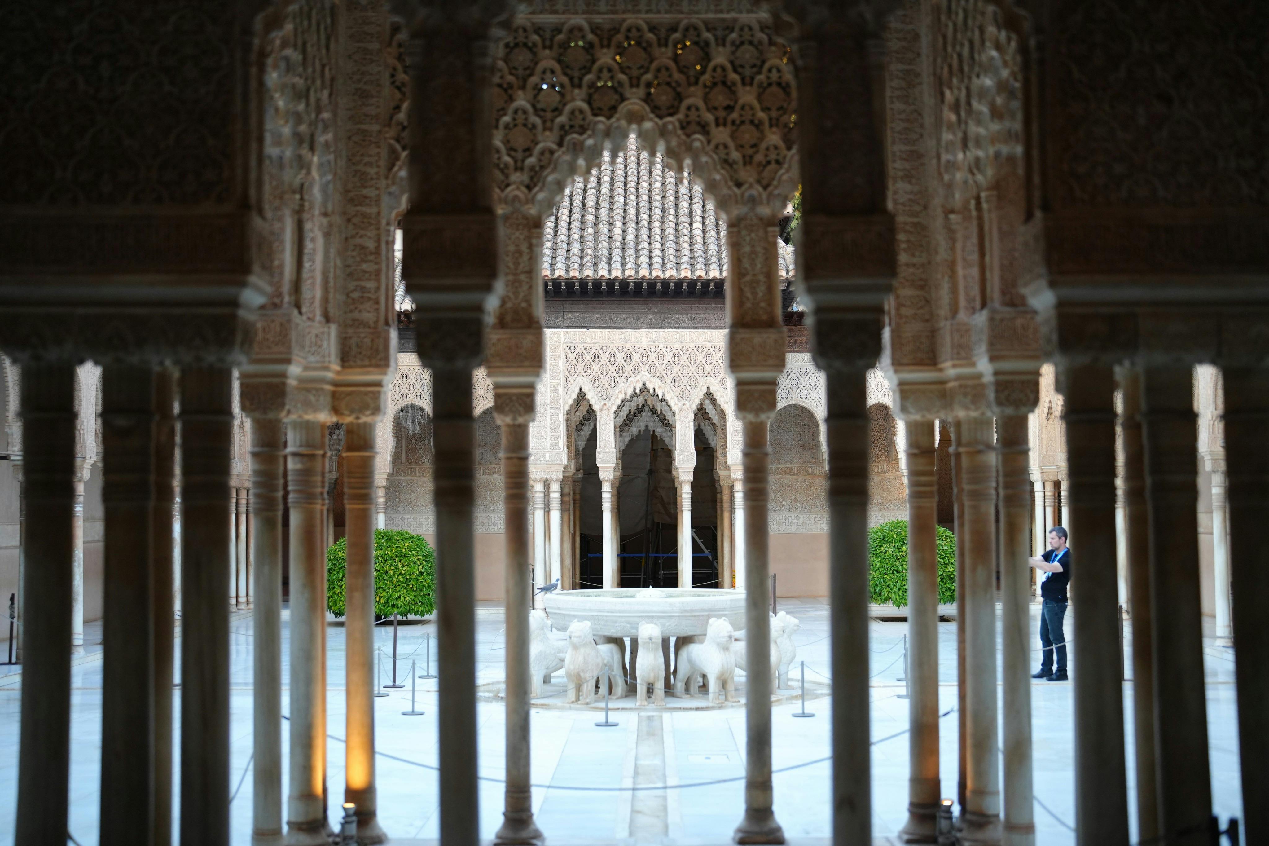 Alhambra & Nasrid Palaces: Guided Tour + Local Food Experience