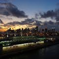 Genießen Sie den atemberaubenden Charme von Miami vom Wasser aus bei Sonnenuntergang, wenn sich das Stadtbild in eine leuchtende Silhouette verwandelt.