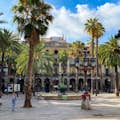 Soleada plaza real con sus bonitas palmeras y su fuente