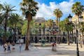 Praça real ensolarada com suas belas palmeiras e fonte