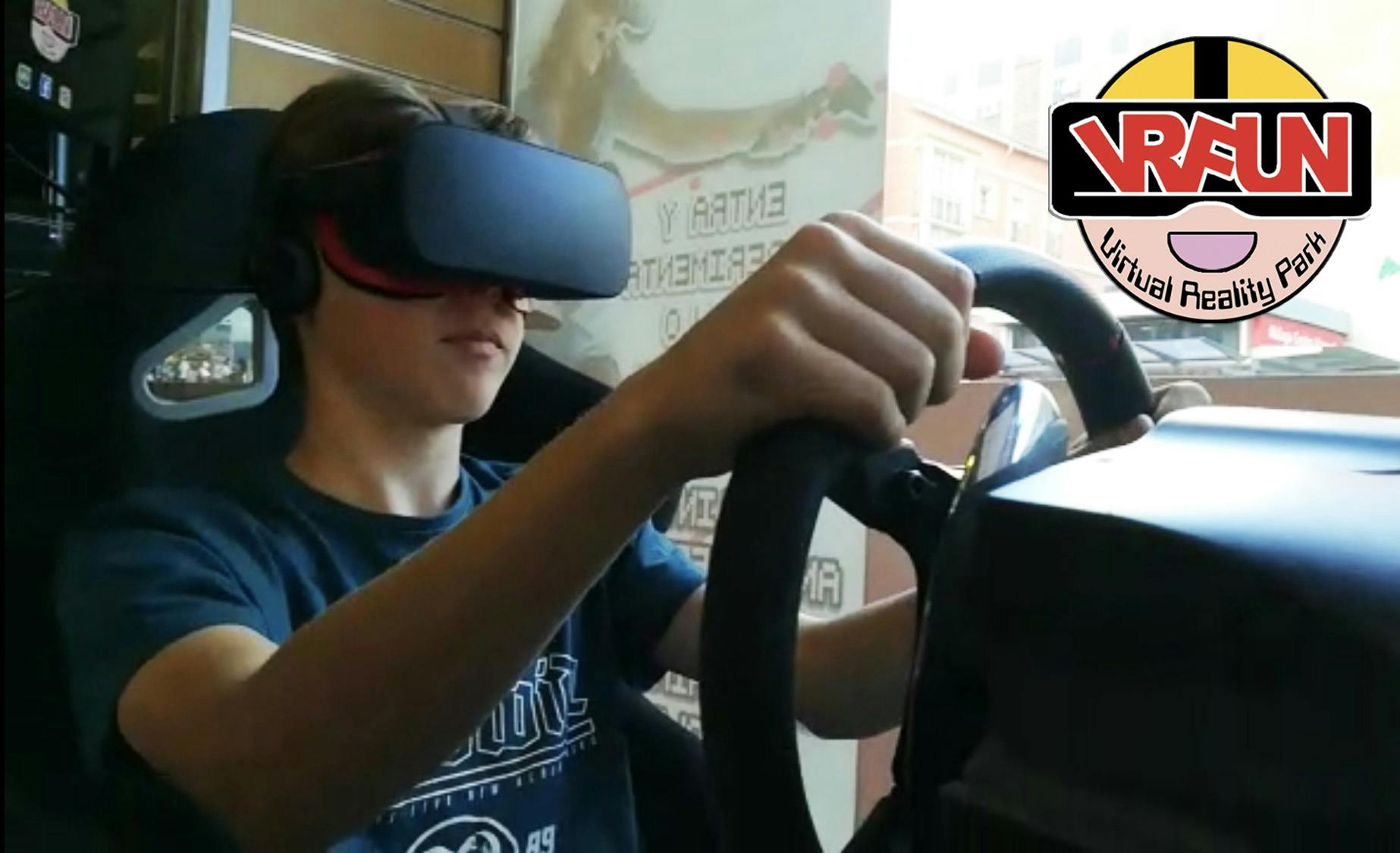 Personne utilisant un casque de réalité virtuelle et un volant dans un parc de réalité virtuelle. Logo "VRFUN Virtual Reality Park" dans le coin.