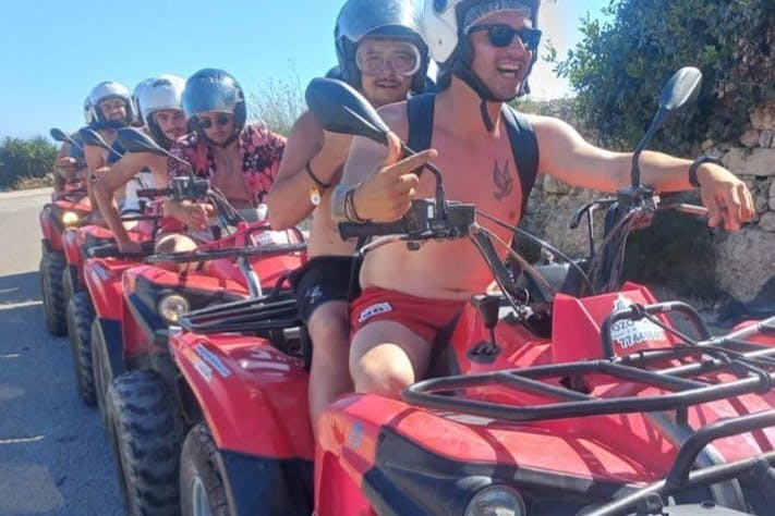 Πελάτες που απολαμβάνουν τετράκλινη ξενάγηση