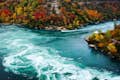 As belas cores da banheira de hidromassagem de Niagara no outono.