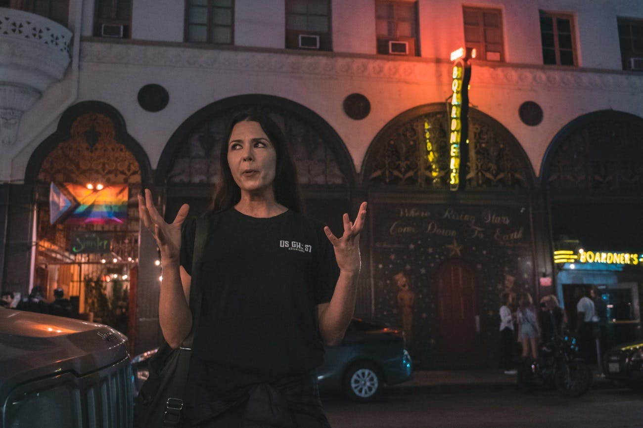 导游在为小组讲故事的同时做手势