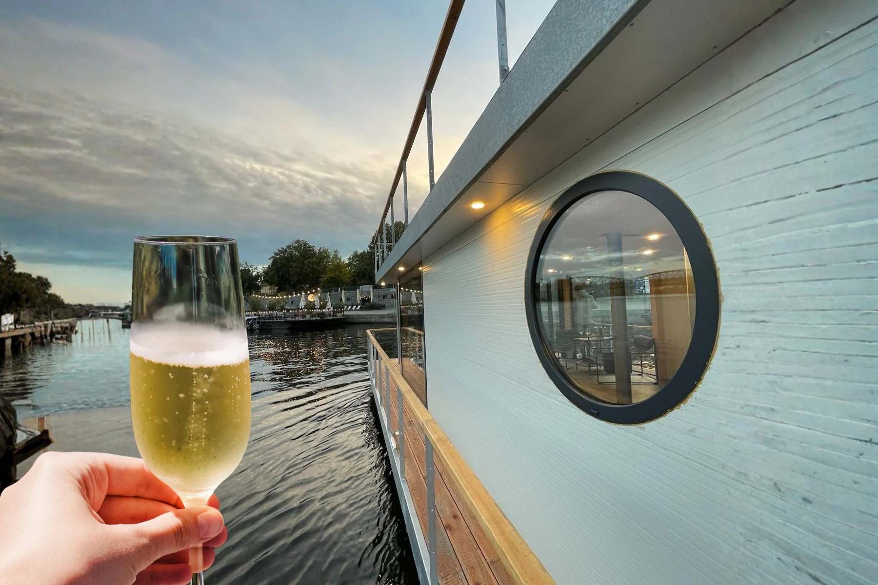 Prague: Private Boat Cruise + Audio Guide + Glass of Prosecco