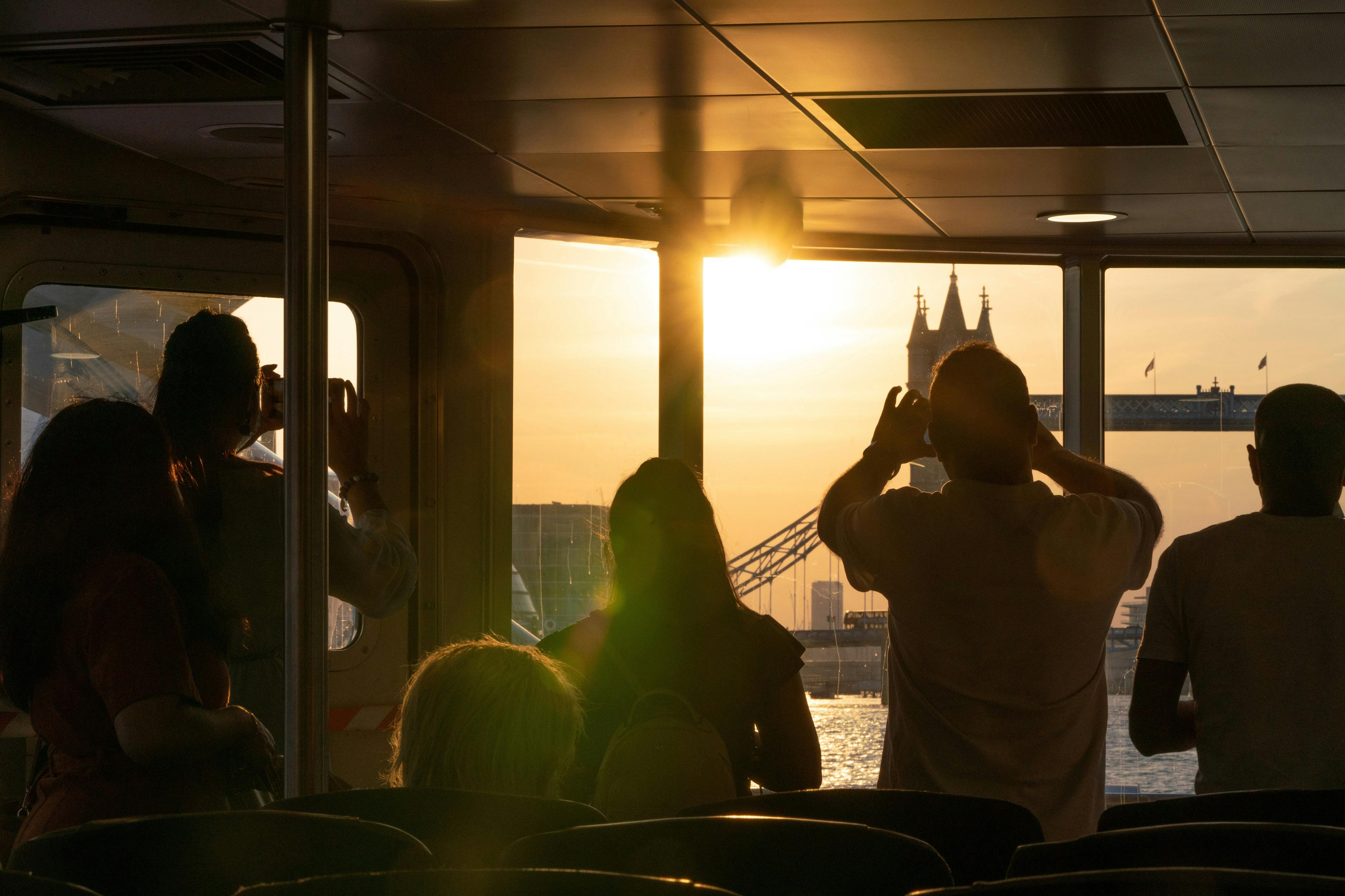 Uber Boat od Thames Clippers a Tower Bridge při západu slunce