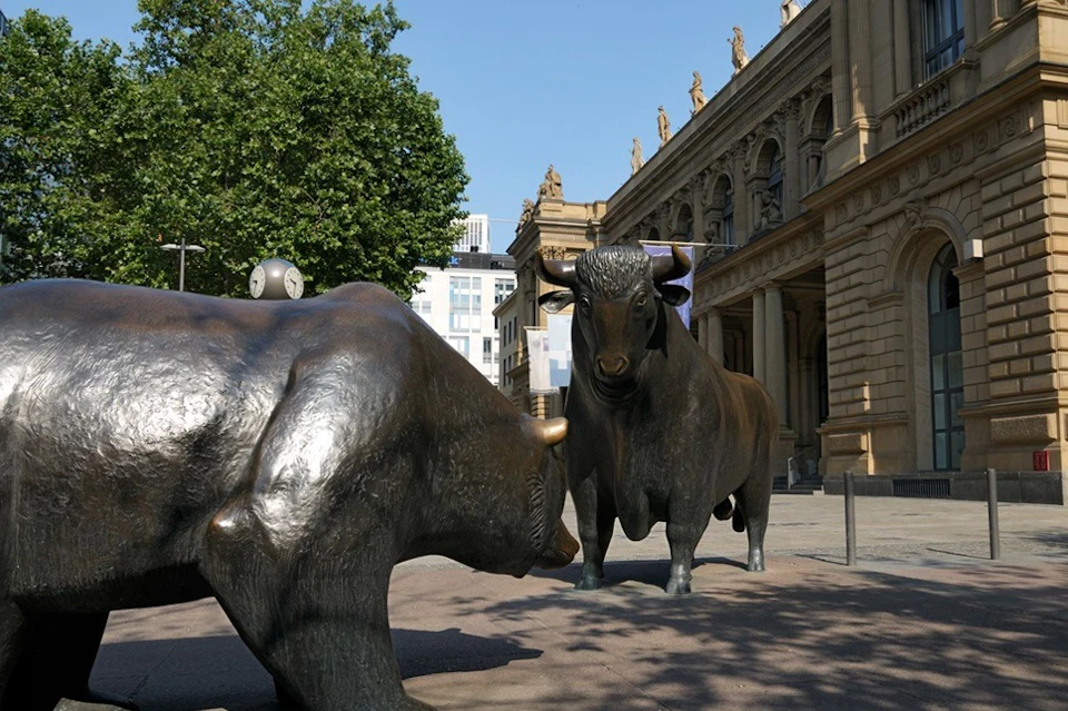 Bull and bear in front of the Frankfurt Stock Exchange