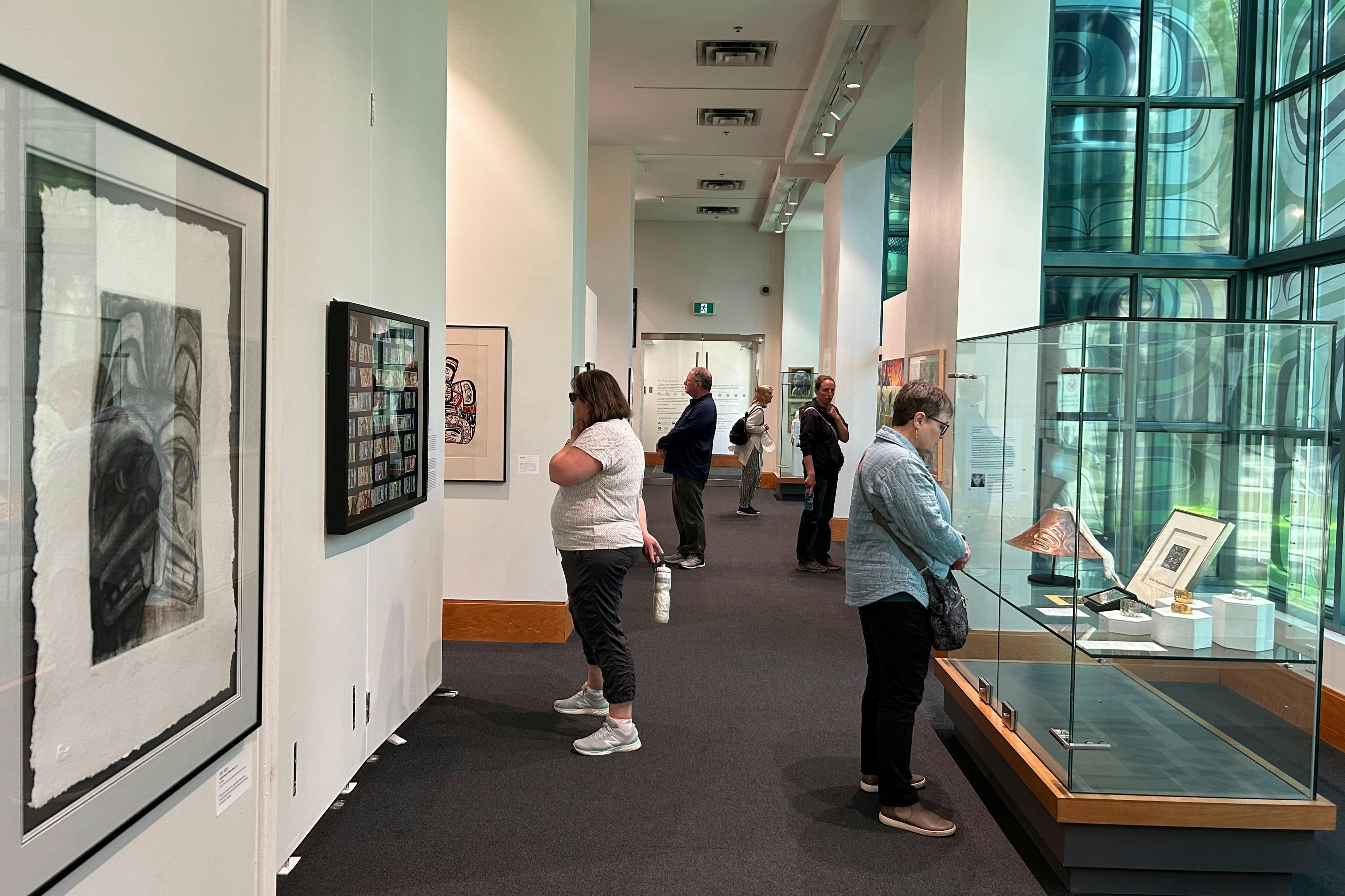 参观比尔·里德画廊的游客