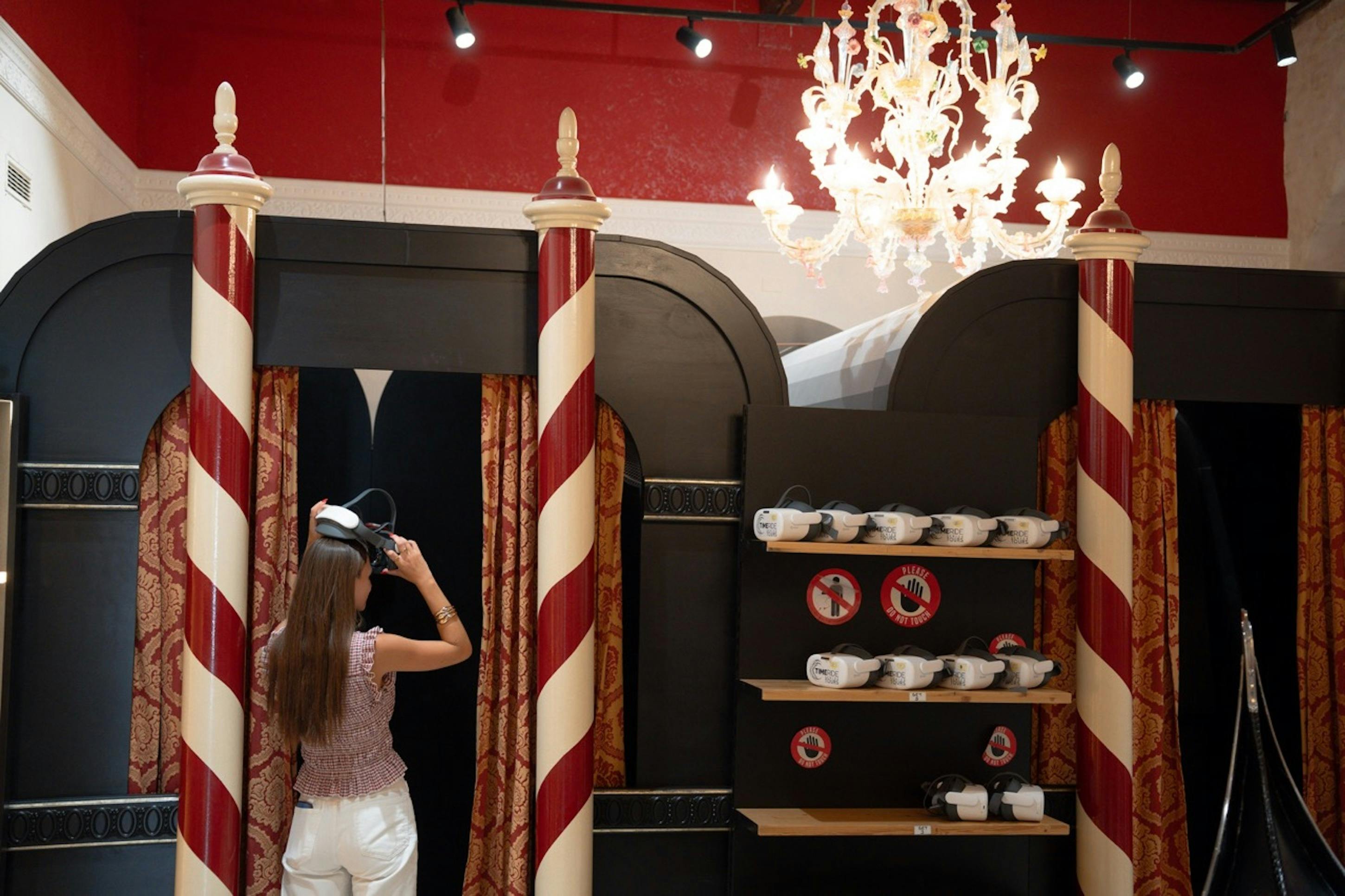 Gondola Gallery: Guided Tour + VR Experience
