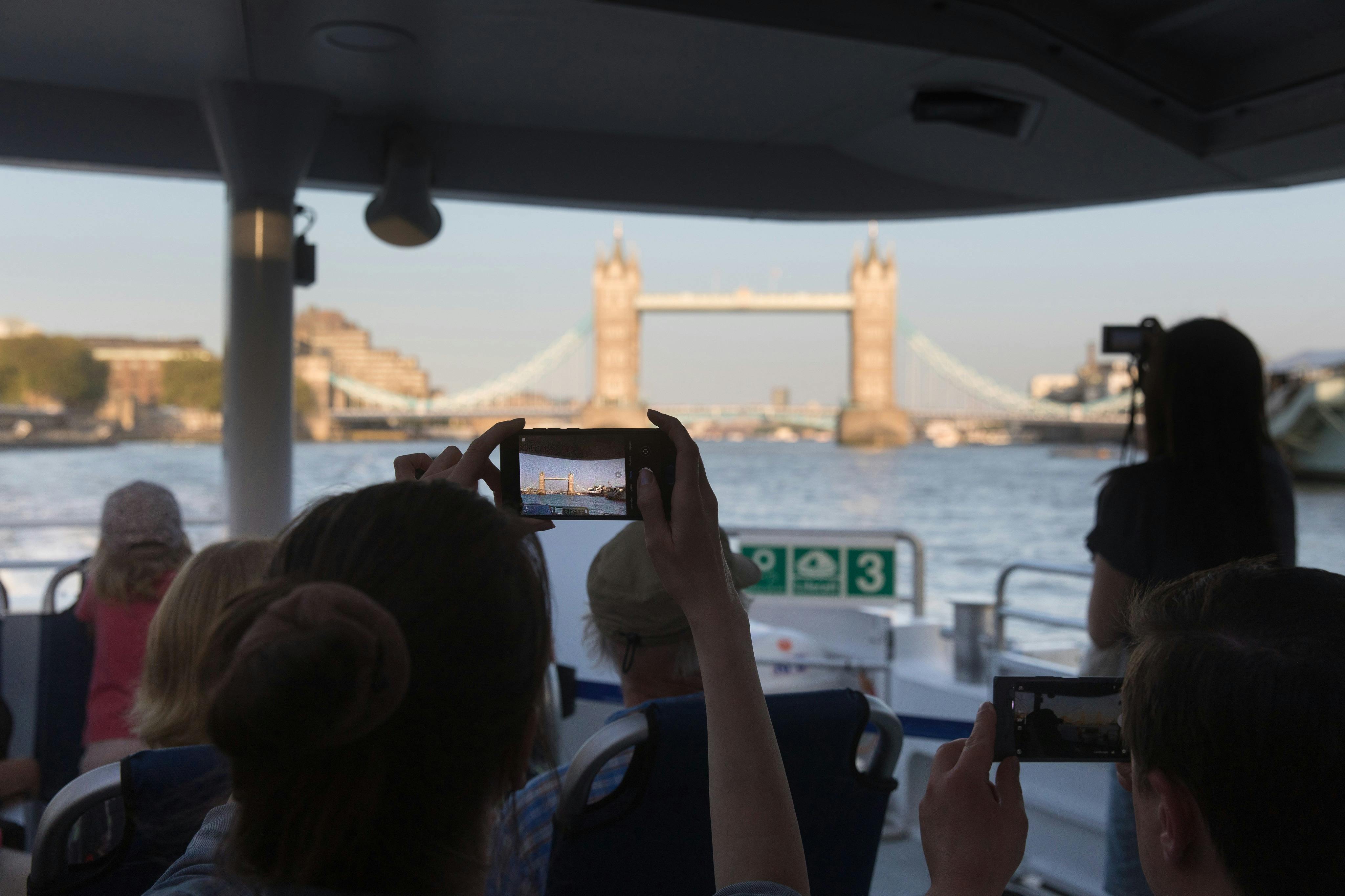 Uberboot van Thames Clippers en de Tower Bridge