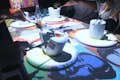 Gäste schneiden eine essbare Warhol-Suppendose in der Seven Paintings Immersive Dining Show auf.