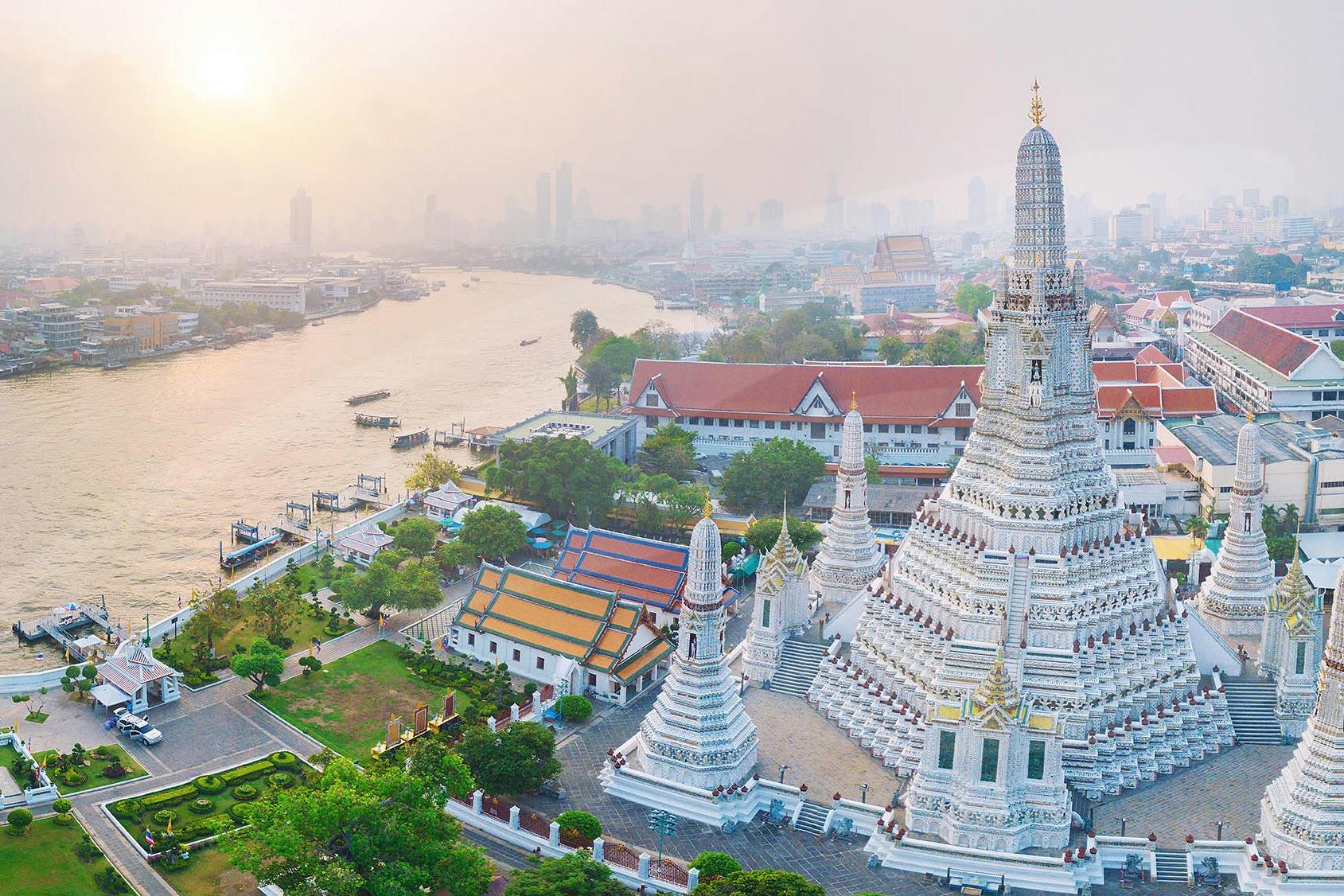 Το Wat Arun απέναντι από τον ποταμό Chao Phraya