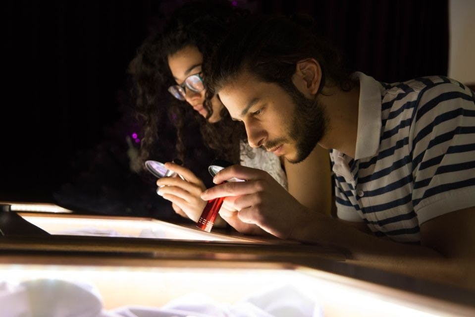 Επισκέπτες του Θεϊκού Μουσείου