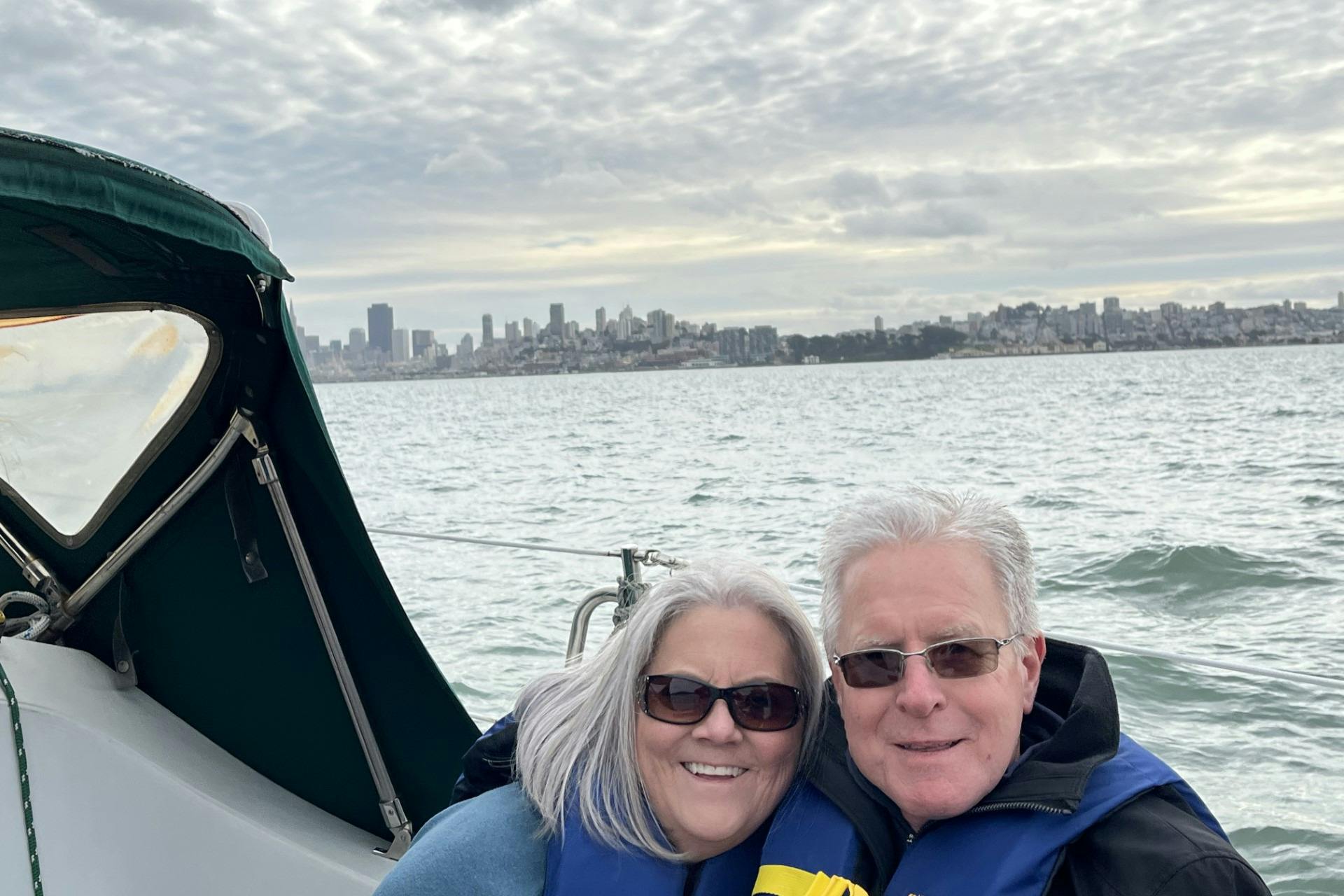 在海湾度过一天，欣赏城市的背景