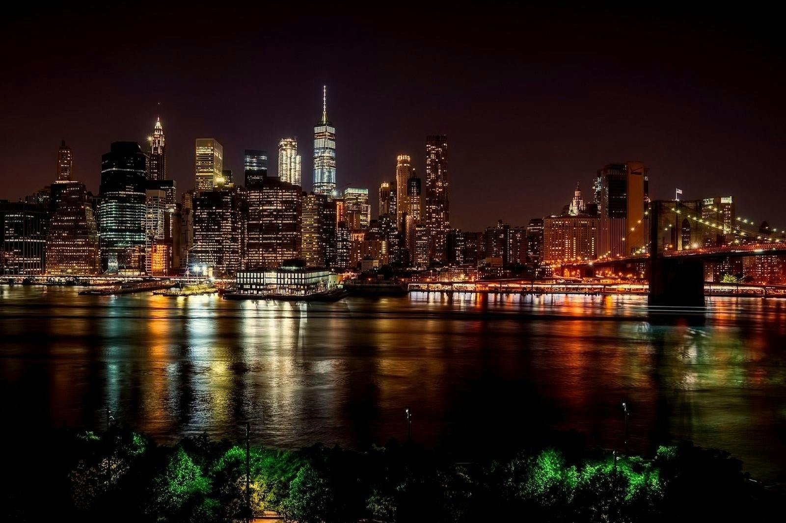 夜のロウアー・マンハッタンとブルックリン・ブリッジ