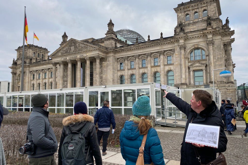 Historie se skrývá ve skrytých detailech.