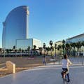 La Barceloneta con la sua spiaggia, le palme e il prestigioso hotel W Barcelona.