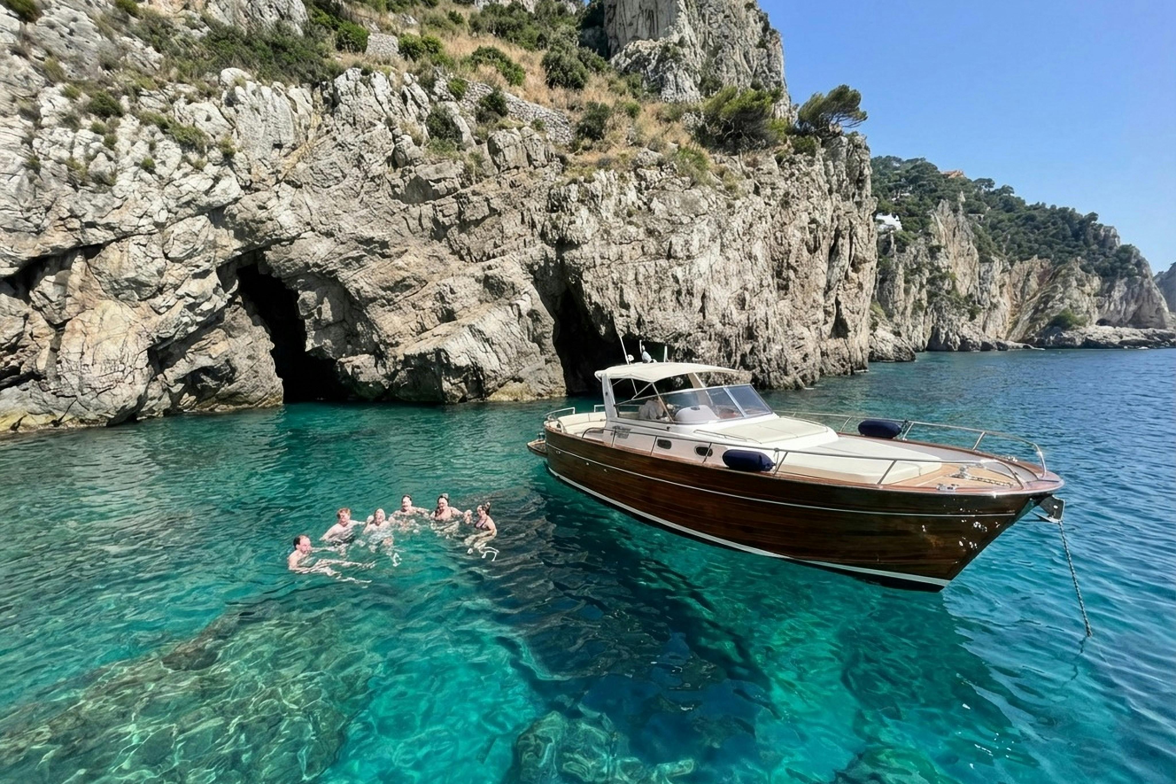 Capri: Tour guidato in barca + bevande + visita alla Grotta Azzurra — 6