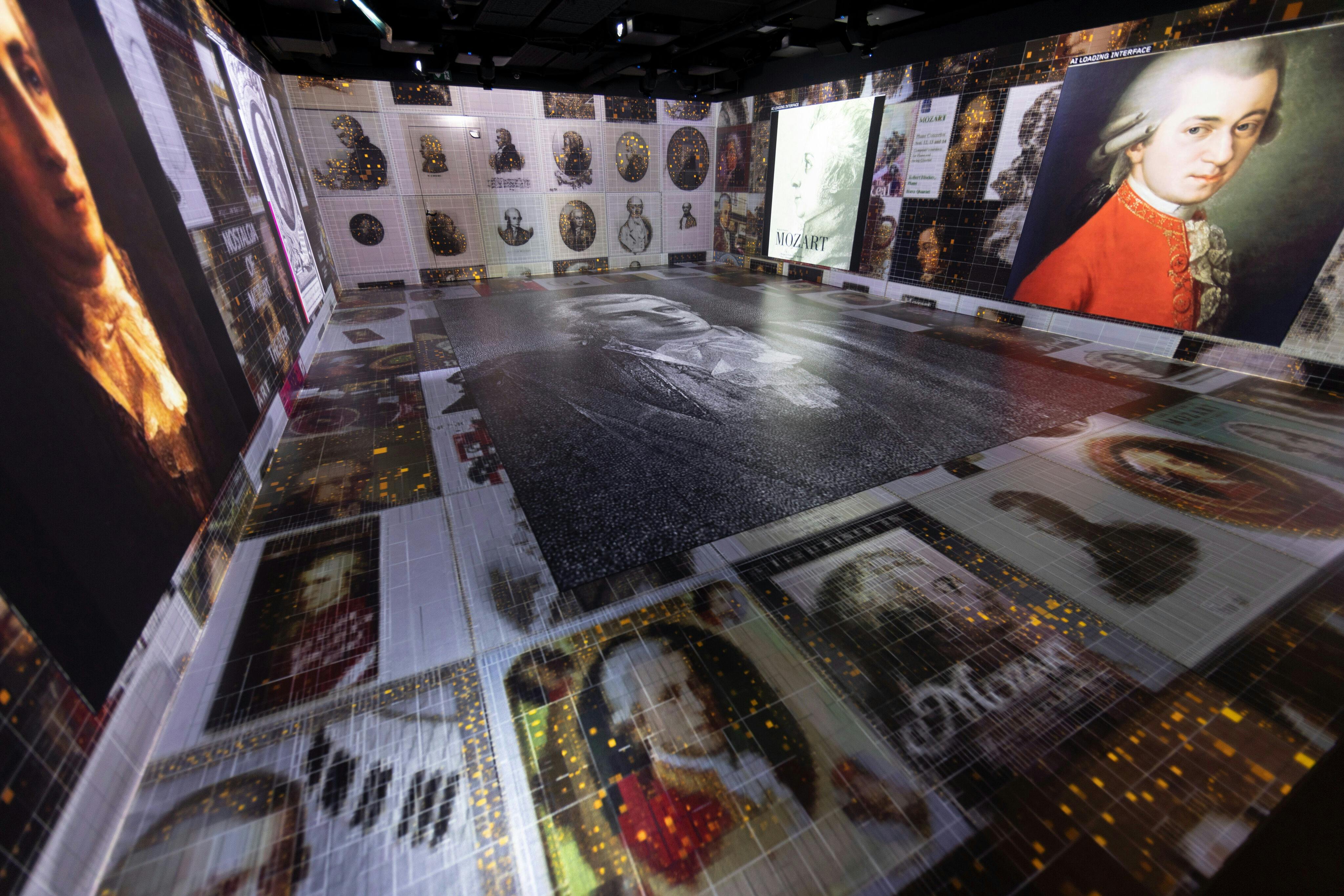 Μια έκθεση πολυμέσων με ιστορικά πορτρέτα και έγγραφα που προβάλλονται στους τοίχους και το πάτωμα.