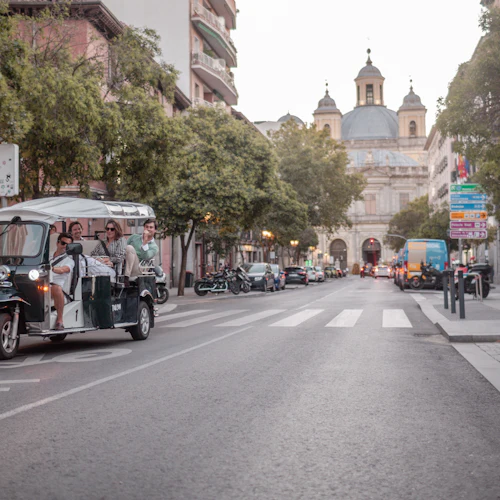 Madri: Passeio particular de 1 hora em Tuk Tuk elétrico - Photo 2