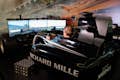 Op deze foto zie je een kind in een van de 4 Formule 1-simulators in het Rafa Nadal Museum.