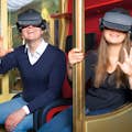 Οι επισκέπτες κατά τη διάρκεια της εμπειρίας εικονικής πραγματικότητας σε ένα από τα χρυσά βαγόνια