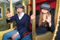 Els hostes durant l'experiència de realitat virtual en un dels carruatges daurats