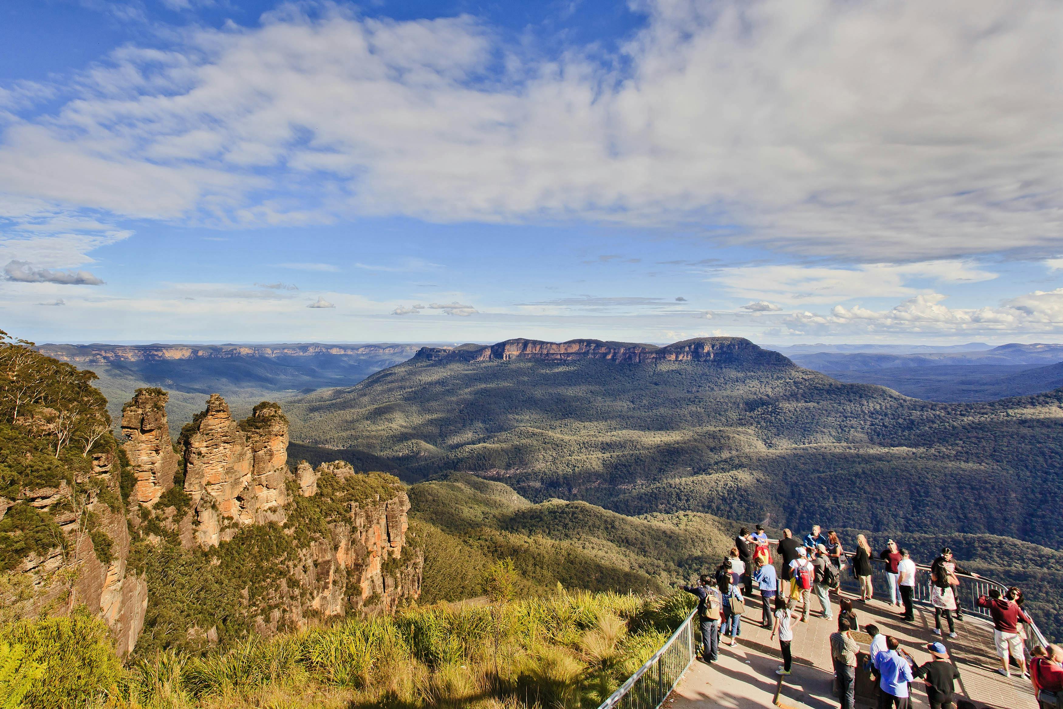 Sehen Sie die berühmten Three Sisters und genießen Sie die atemberaubende Aussicht auf die Blue Mountains.