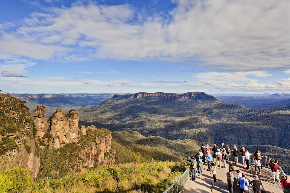 See the iconic Three Sisters and take in the breathtaking views of the Blue Mountains