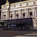 De Bus Toqué Champs-Elysées voor de Parijse Opera bij nacht