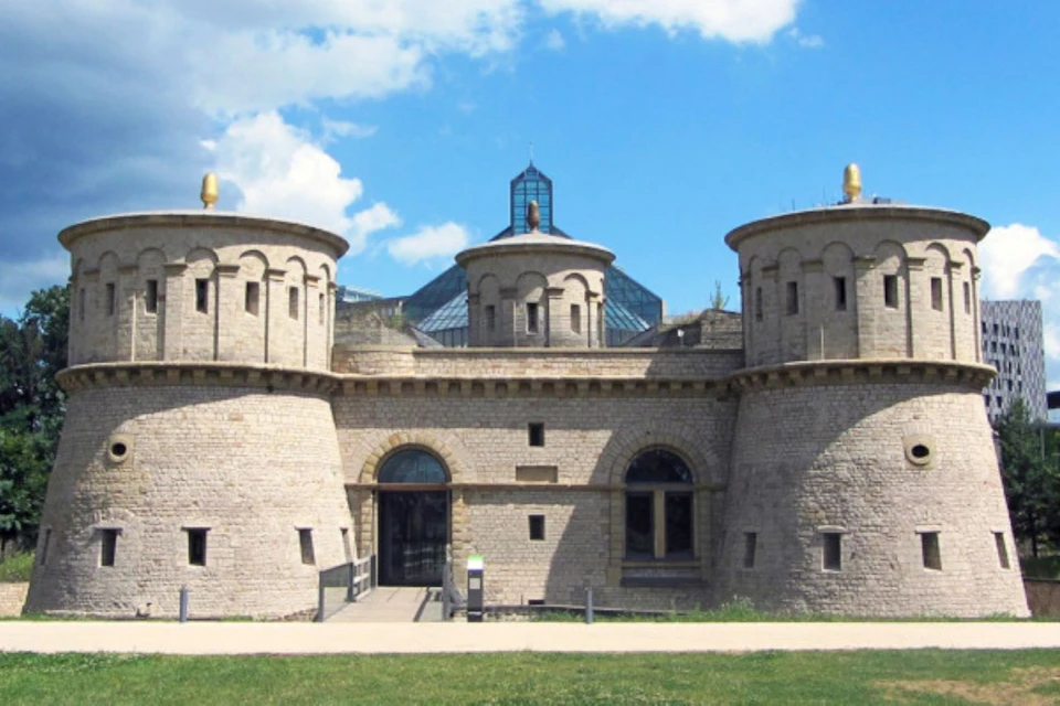 Facade of the Musée Dräi Eechelen.