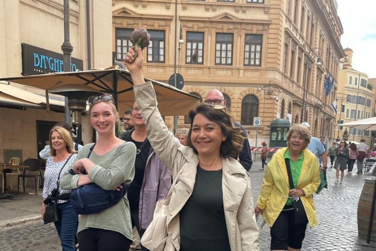 Matrundtur på promenad i Rom. I det judiska gettot kommer du att smaka på lokala stekta specialiteter.