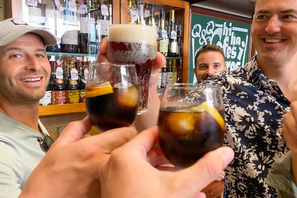 Γευτείτε τοπικά ποτά όπως βερμούτ ή μπύρα.