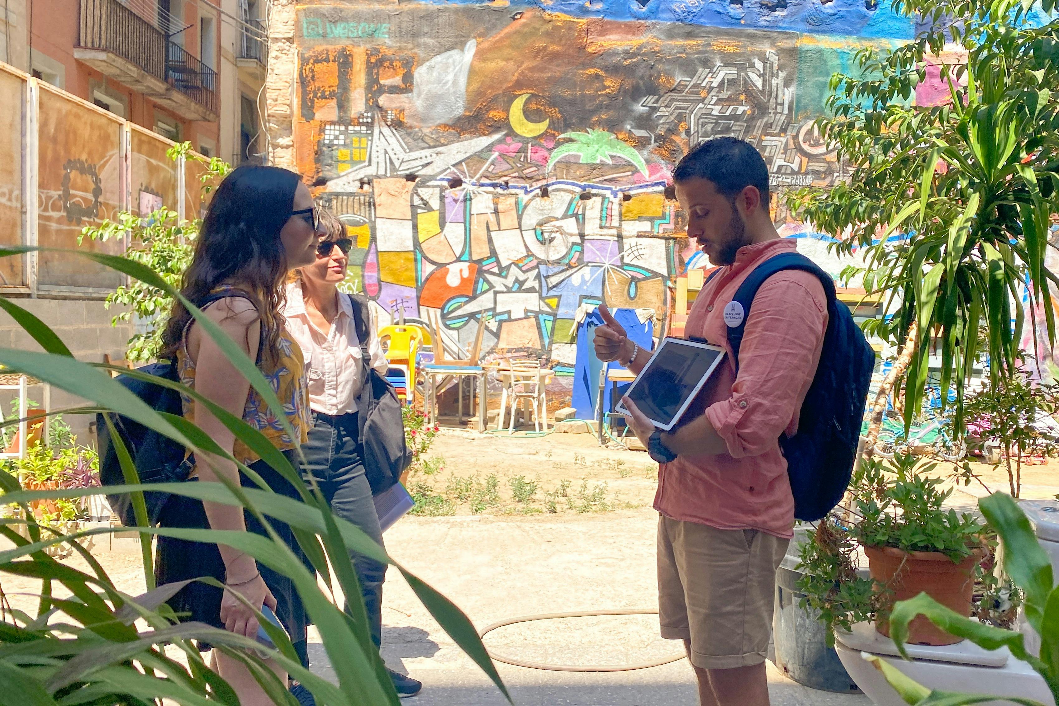 Průvodce, který ti vysvětlí okolí s vyzdobenou zdí a spoustou zeleně