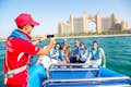 Tour in motoscafo. guida che fotografa i turisti su una barca a Dubai
