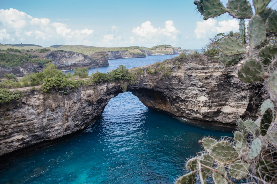 Once an enormous cave, the collapse of this rock formation has turned Broken Beach into a mesmerising swirling whirlpool.