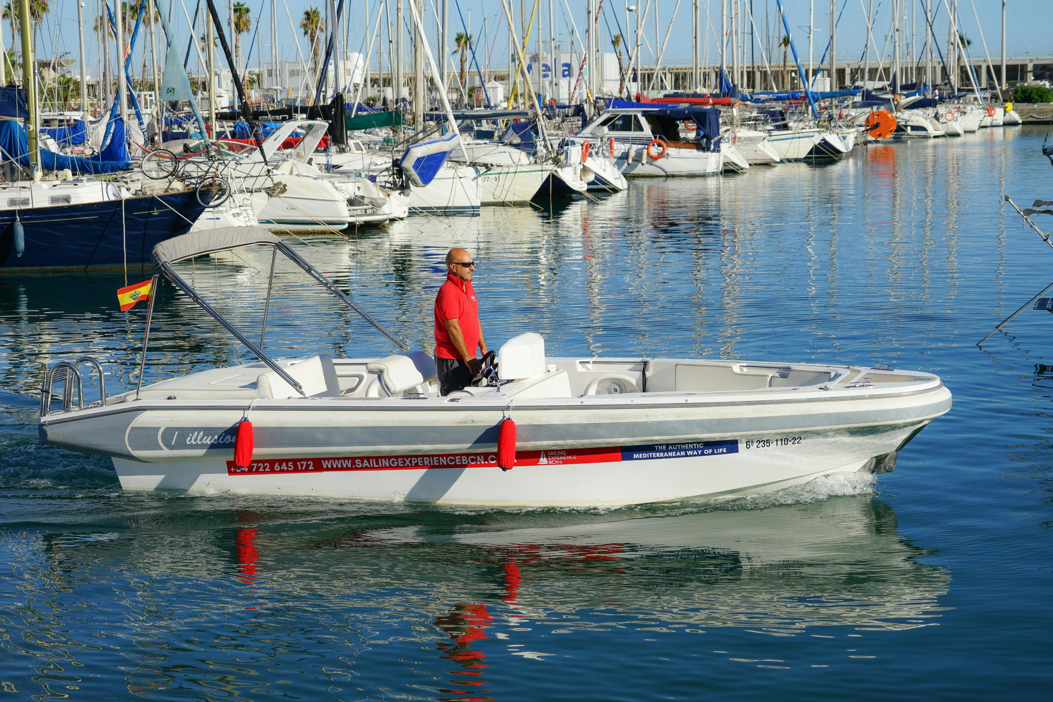 Muž v červené polokošili řídí motorový člun