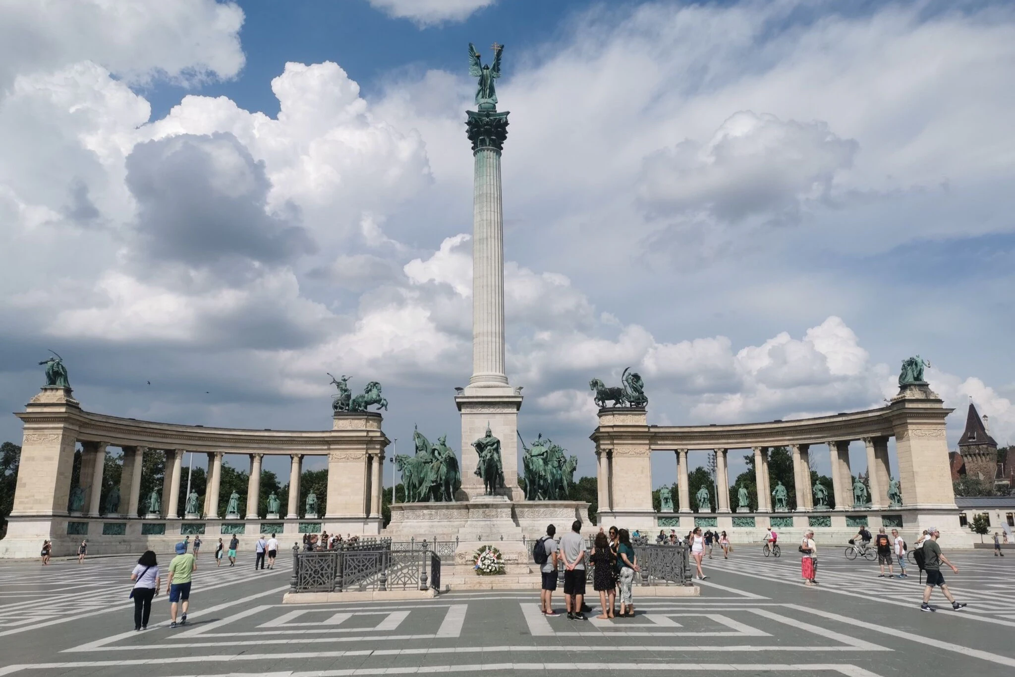 Budapest: 3-Hr Bus Tour & 1-Hr Sightseeing Cruise