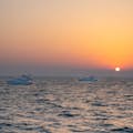 Jacht żeglujący po Zatoce Arabskiej podczas zachodu słońca