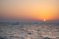 Jacht im Arabischen Golf bei Sonnenuntergang
