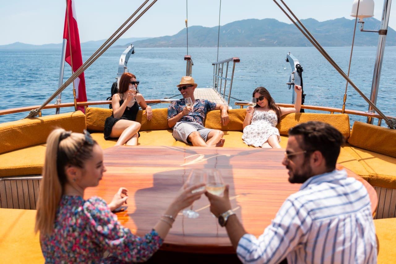 Διασκεδάζοντας, πίνοντας με θέα