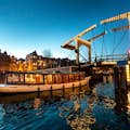 沿着阿姆斯特丹风景优美的运河巡游