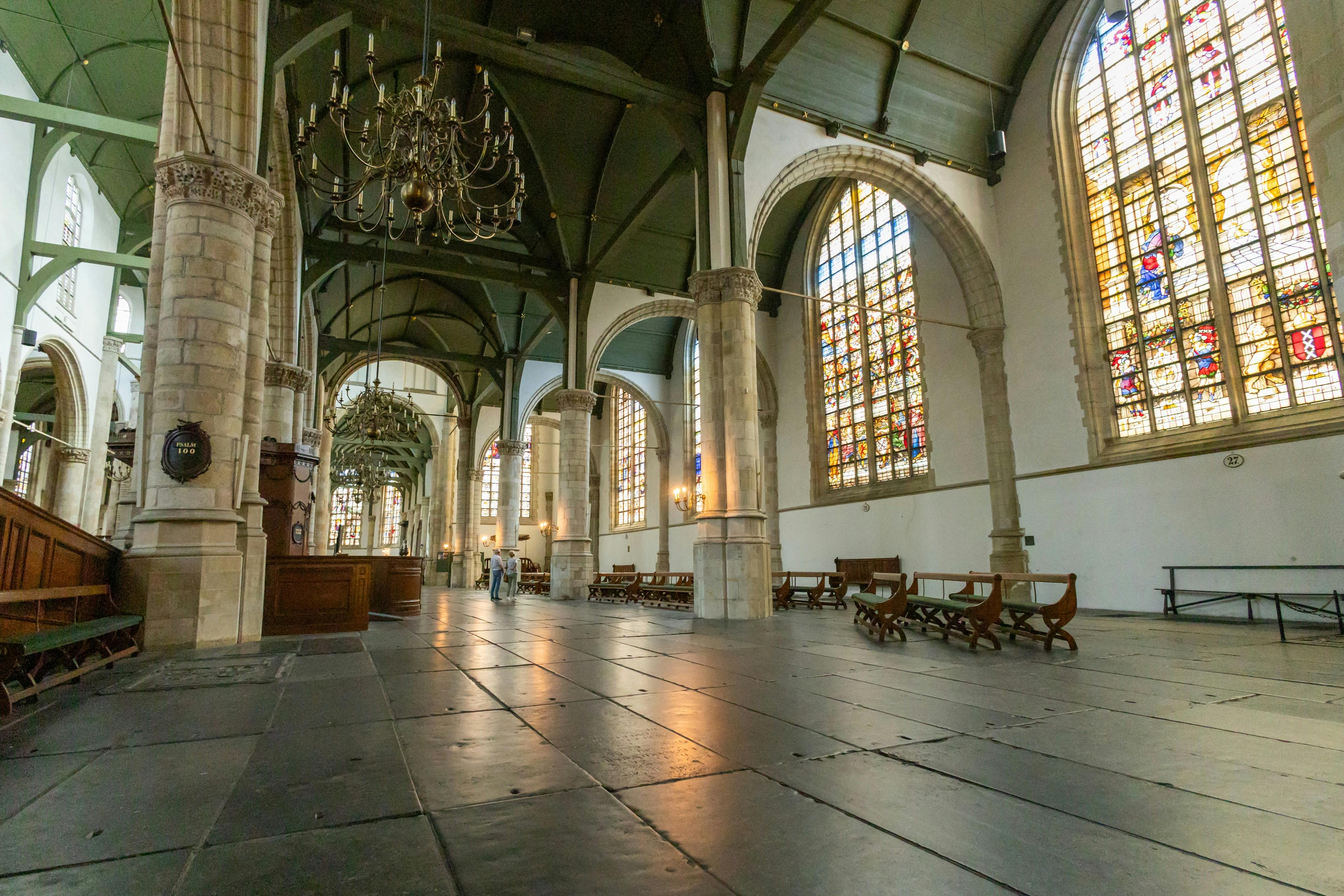 Bij binnenkomst heb je spectaculair zicht door de langste kerk van Nederland